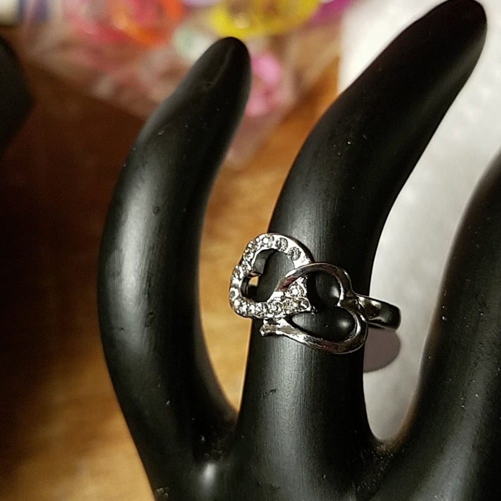 Beautiful Costume Jewelry Ring Size 5.5